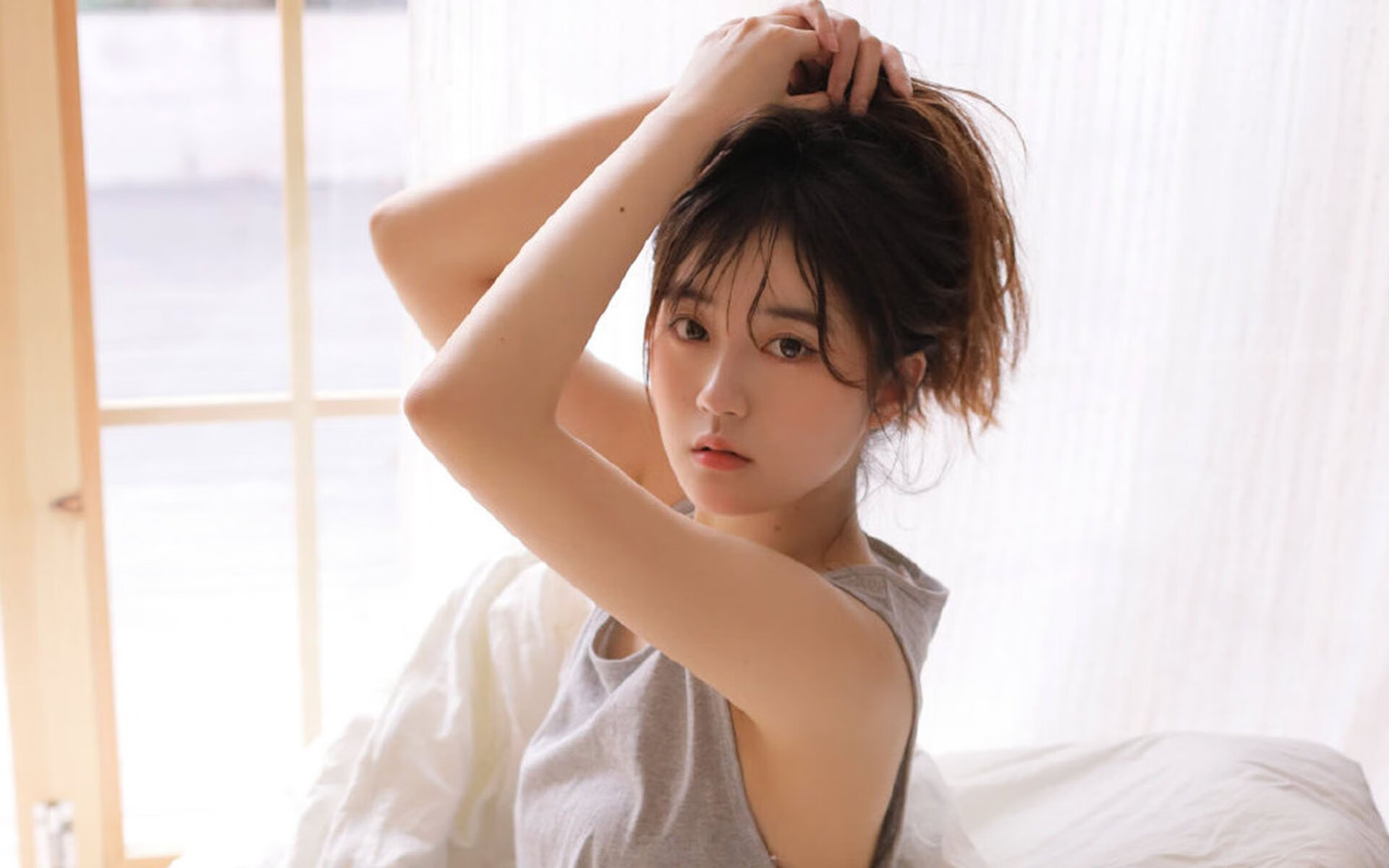 西班牙球队与日本球队在联赛中交手，激烈对抗，西班牙对日本男足