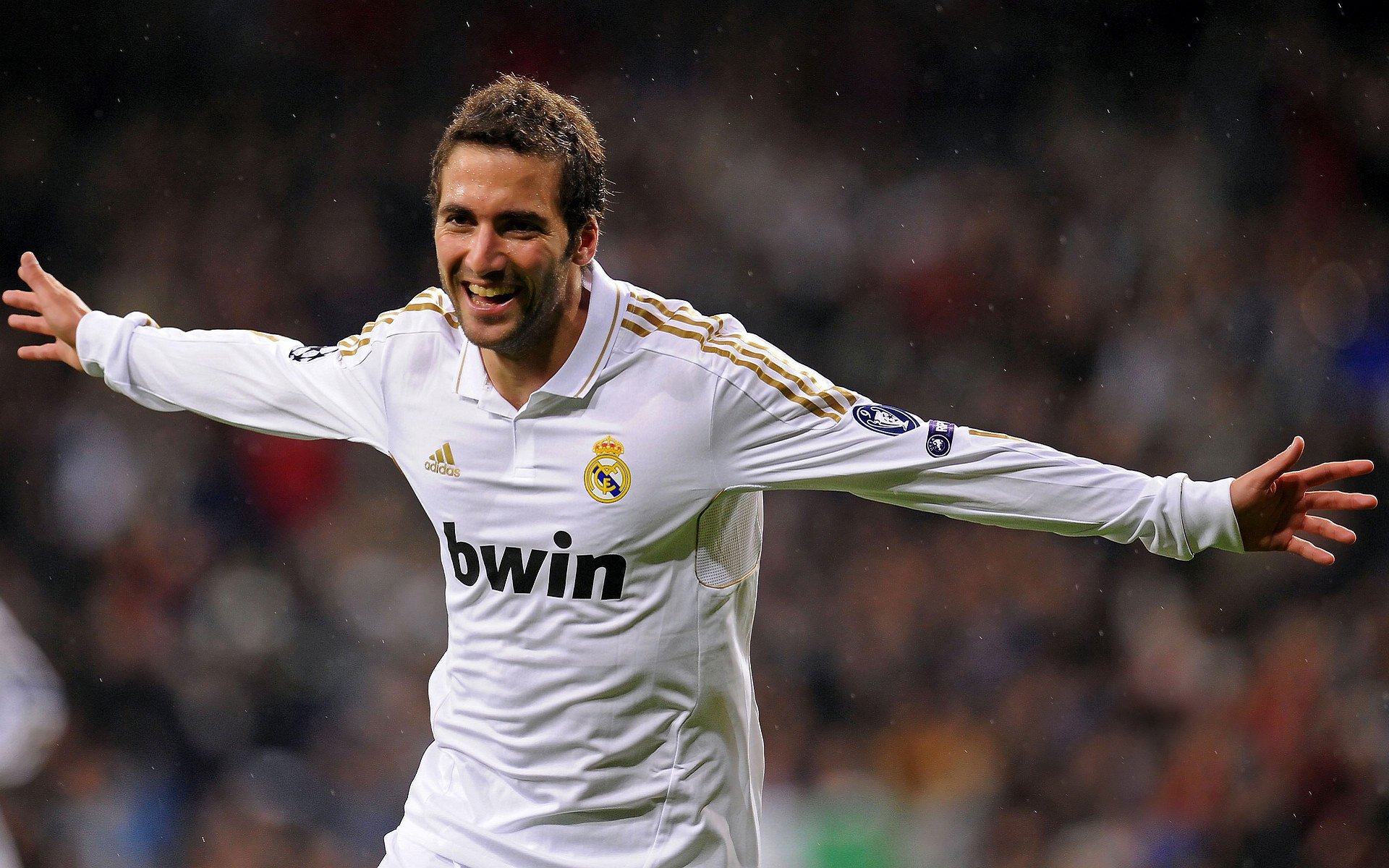 开云APP-英超：利物浦2-0击败热刺，萨拉赫关键突破入球，英超-利物浦2-1逆转